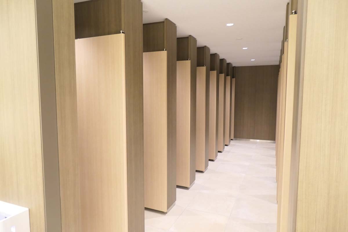 1階後方側トイレ。女子トイレは全16室