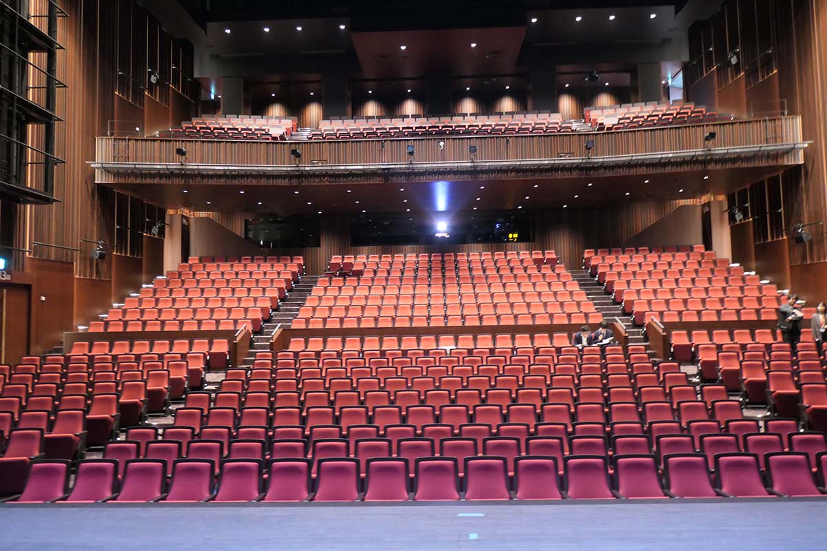 ステージから見た客席。上部が2階席