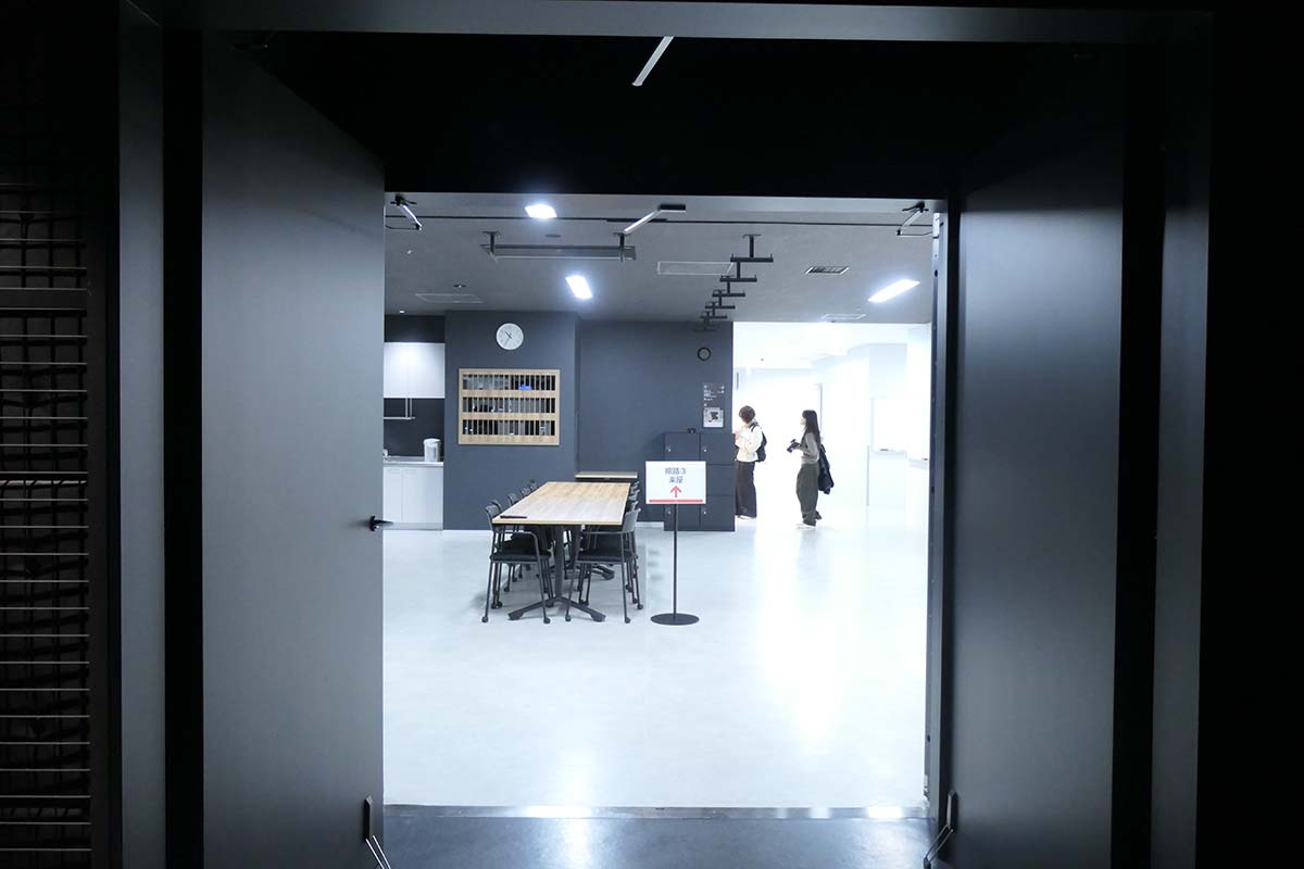 ステージ裏すぐのバックヤード