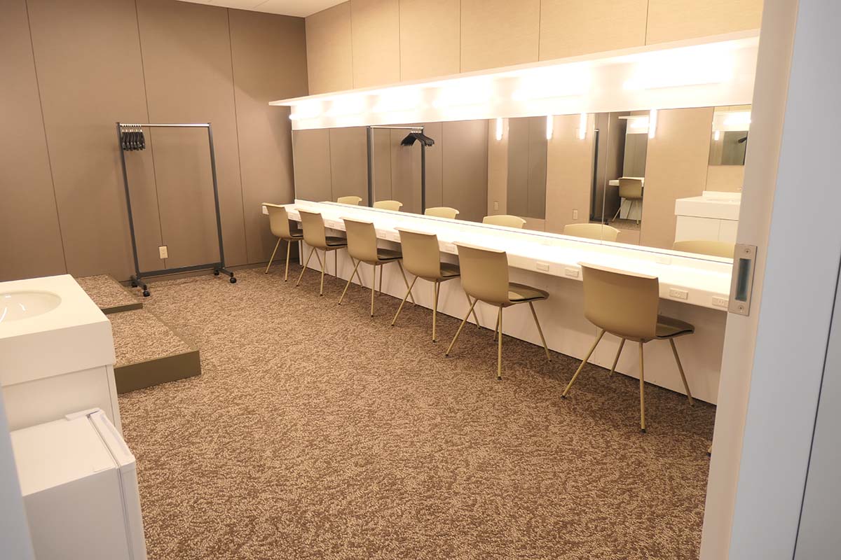 約6人分の鏡前がある楽屋