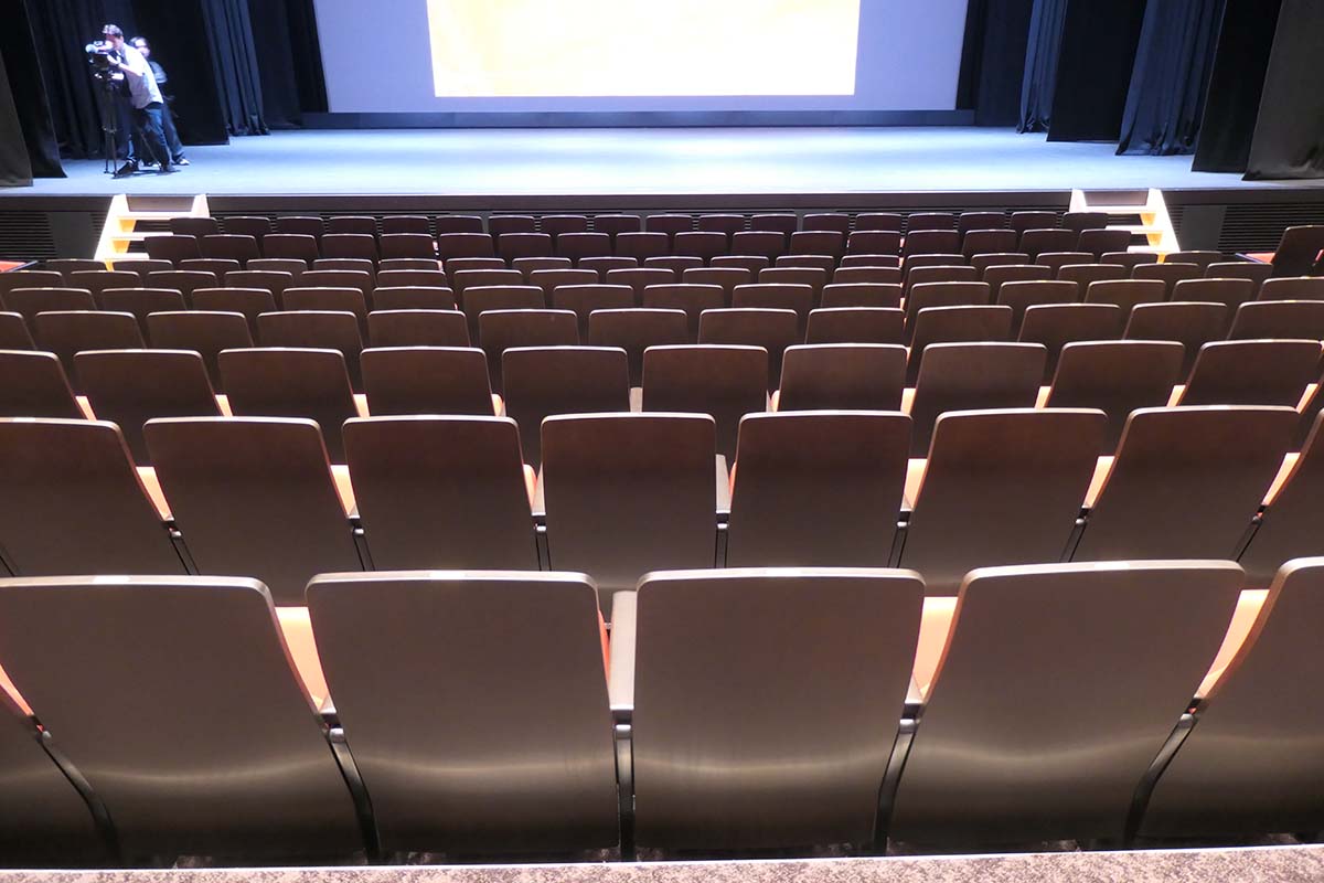 I列までの前方列は千鳥配置