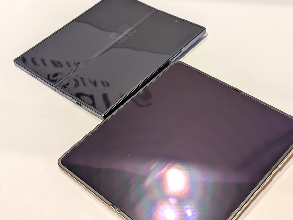 筆者のGalaxy Z Fold 6(奥)、OPPO Find N6(手前)