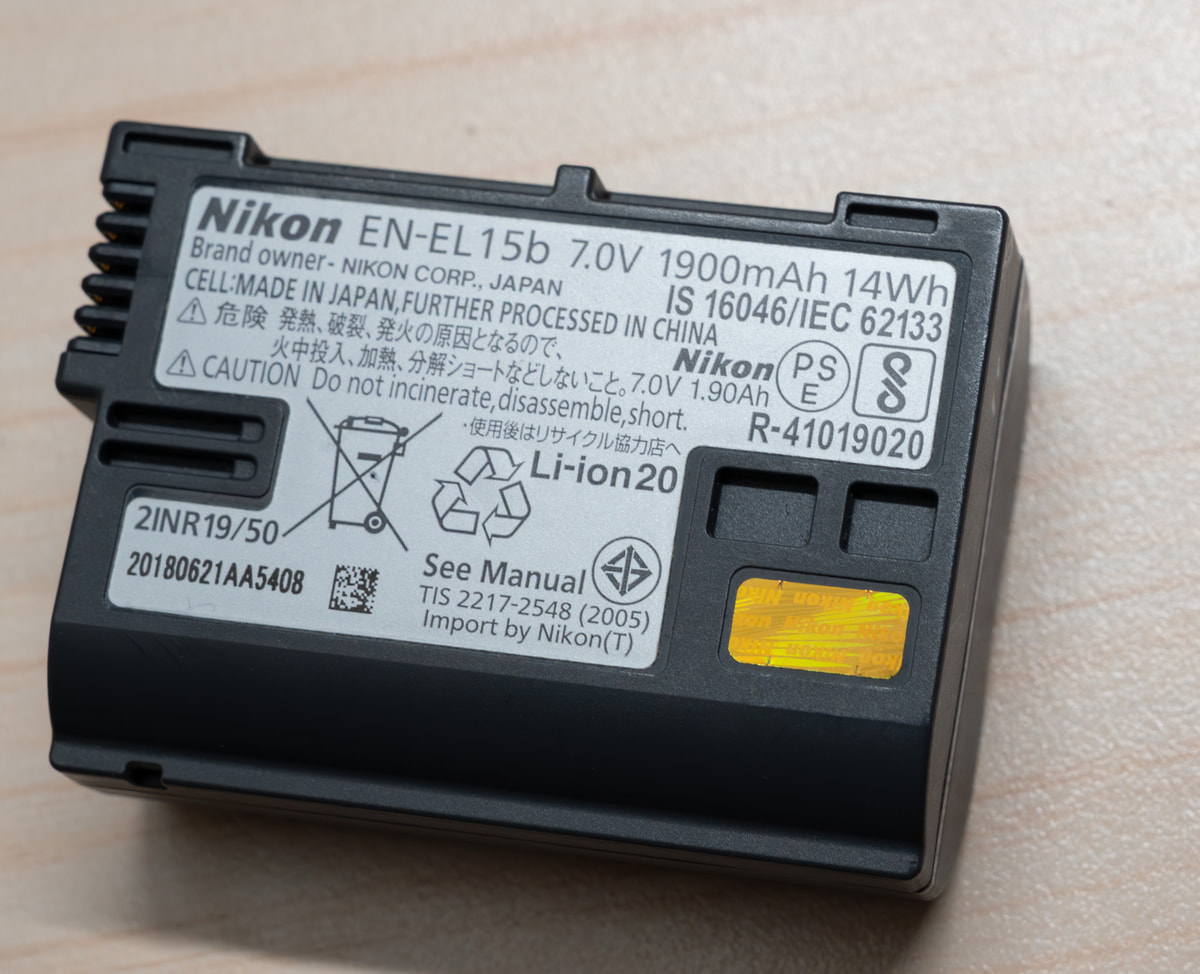 デジタルカメラのリチウムイオンバッテリーの例。右上に「14Wh」とワット時定格量が記載されている。新ルールにおいて個数制限の対象外となる