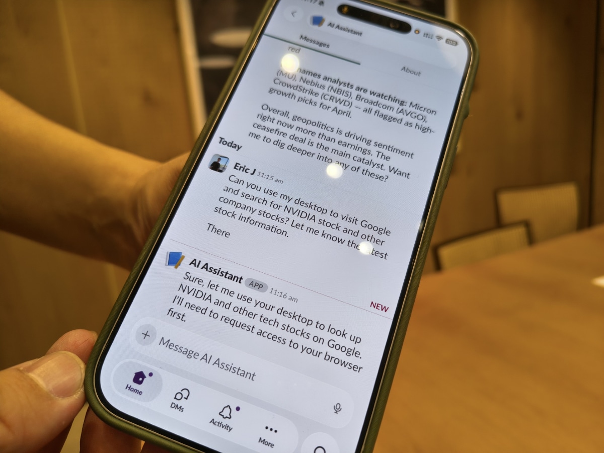Slackで「株価情報を調べて」と指示している様子
