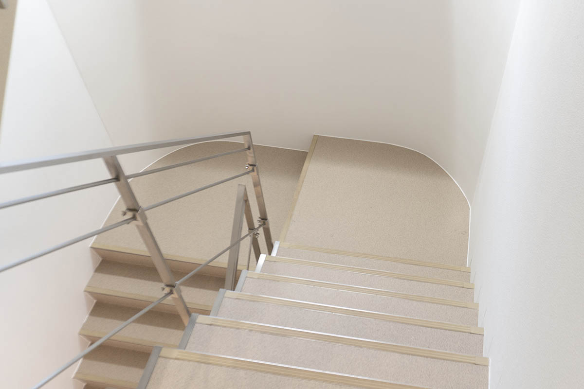 壁面に「角」がない階段