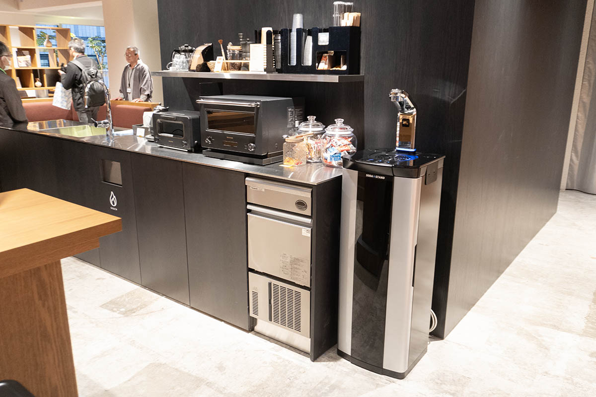 手前が炭酸水サーバー