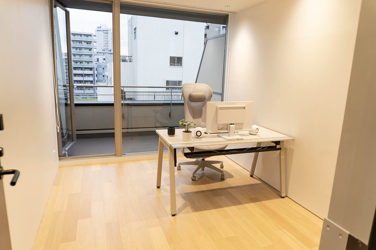 8階のテラス付き個室。コクヨの最高峰チェア「ingCloud」が設置されているが、施設内ではこの1脚だけ