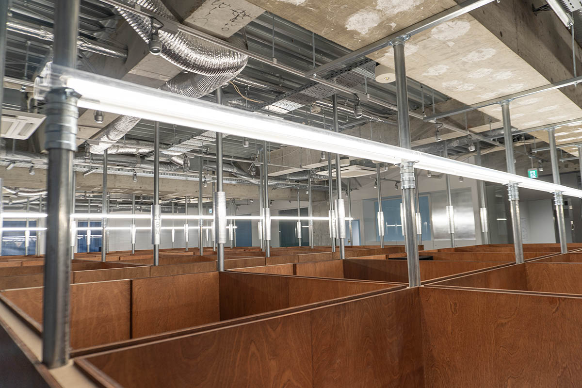 ブースエリアのデザインで特徴となるパイプ。この中にケーブルなどを設置している