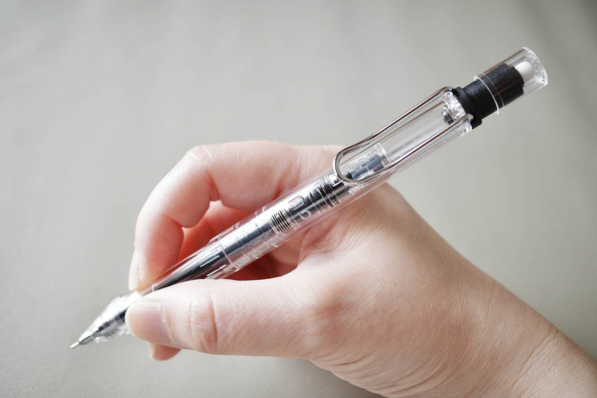 指がピタッとフィットしてセルフ・クルトガを抑止