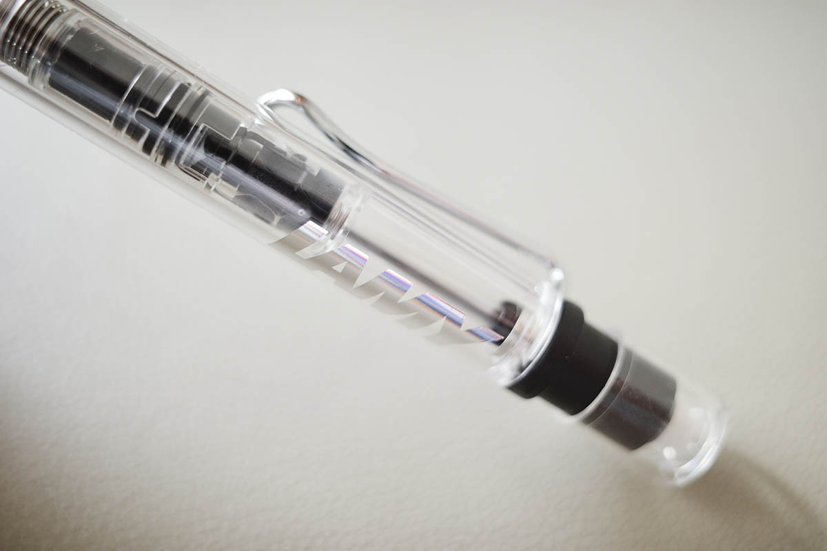 透明軸なので予備芯の有無を目視で確認できる