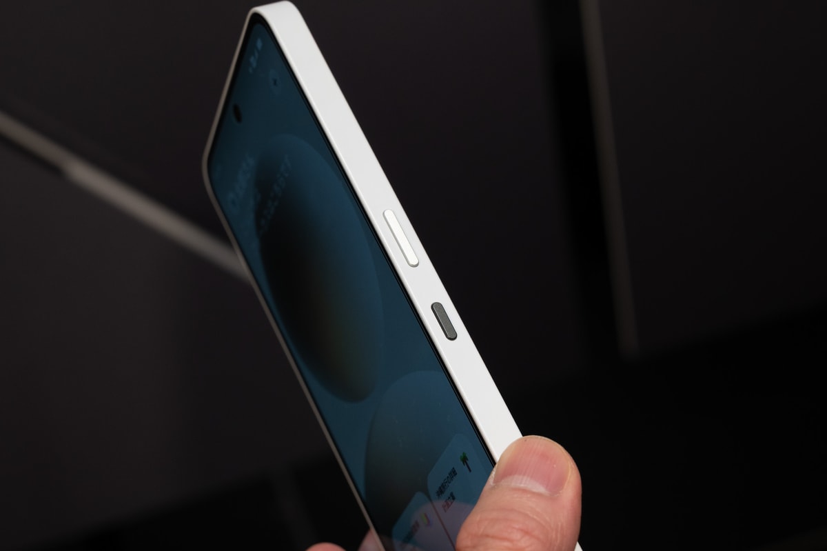 右側面に専用のAIボタン(黒いボタン)