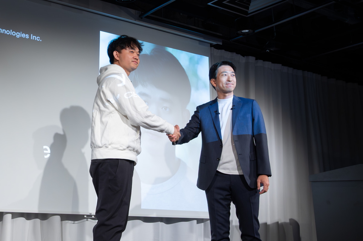 Brain Technologies CEOのJerry Yue氏(左)、ソフトバンク コンシューマ事業統括 プロダクト本部 本部長の足立泰明氏(右)