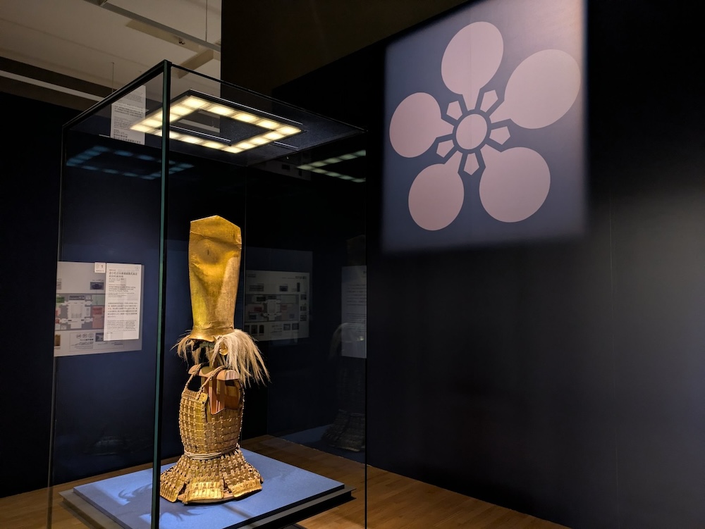 前田利家所用の金箔で飾られた高さが80cmにもなる「熨斗烏帽子形(のしえぼしがた)」の兜が遠目にも目立つ、重要文化財《金小札白糸素懸威胴丸具足》。こうしたデザインを「変わり兜」と呼ぶ