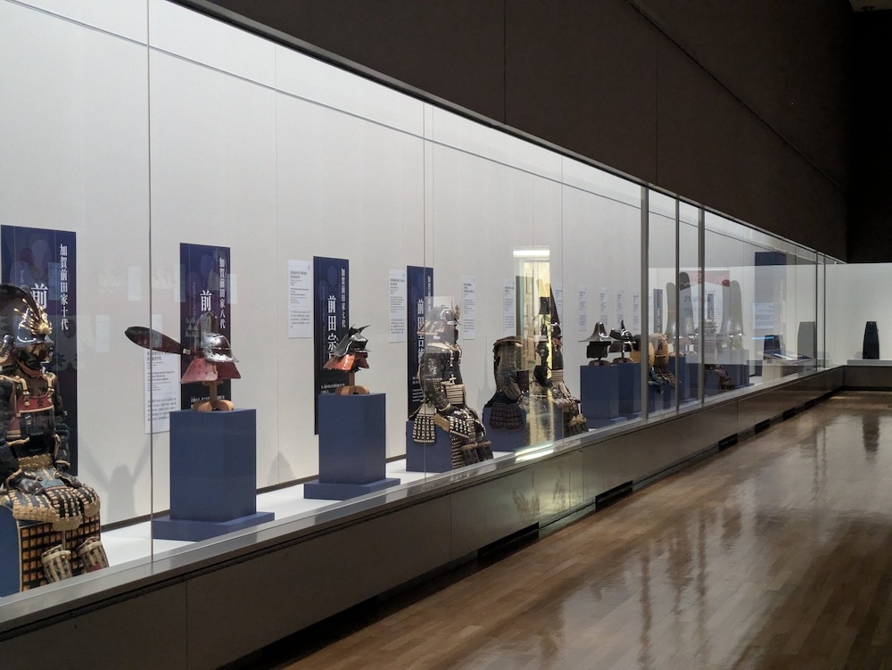 2代当主の利長から15代の慶寧まで、様々なデザインの甲冑が並ぶ(藩主としては利長が初代で慶寧が14代)