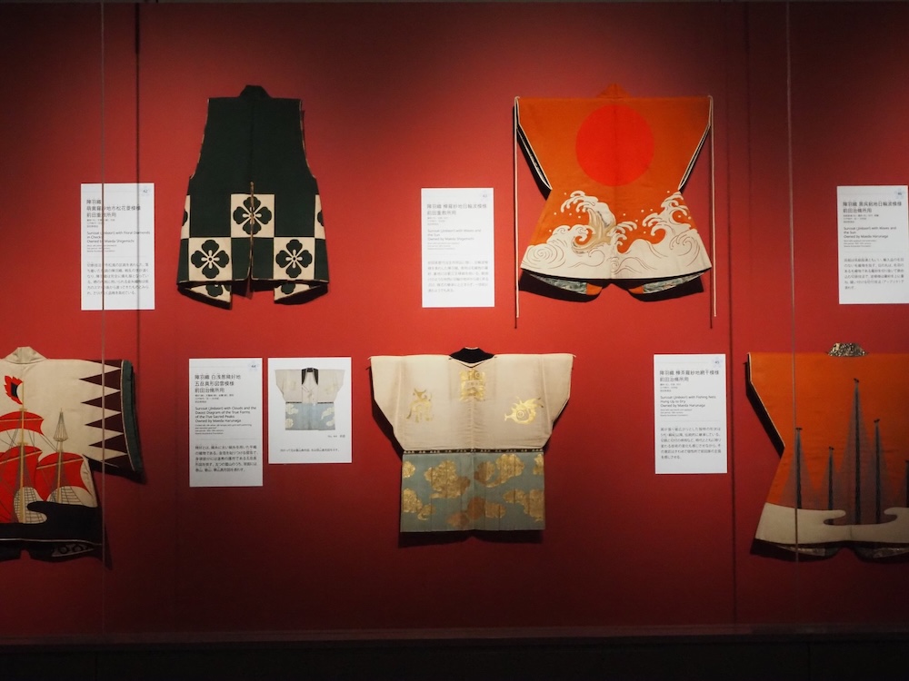 歴代が作らせた陣羽織が並ぶ様子は圧巻