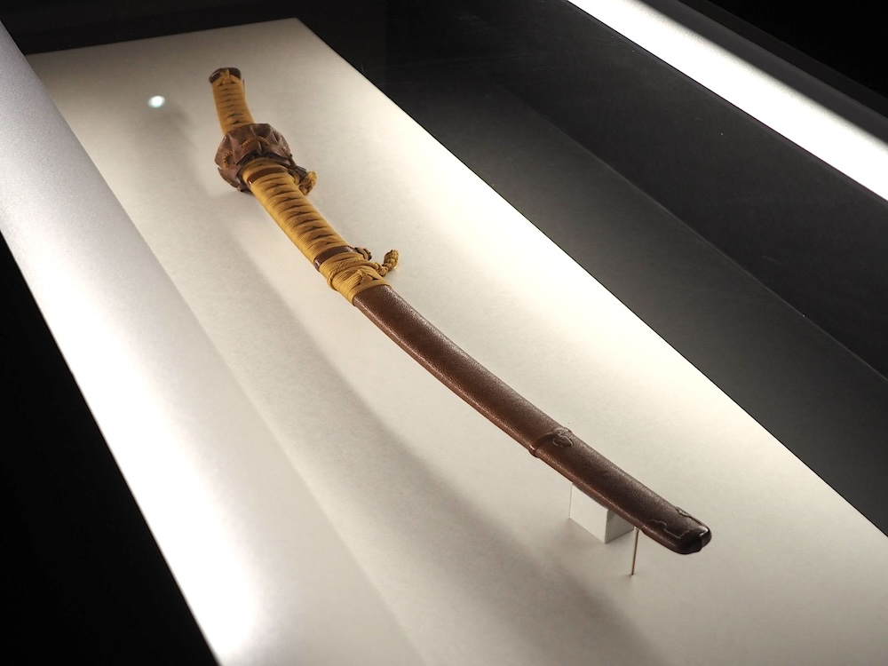 国宝《茶皺韋包糸巻太刀(ちゃしぼかわつつみいとまきのたち)》