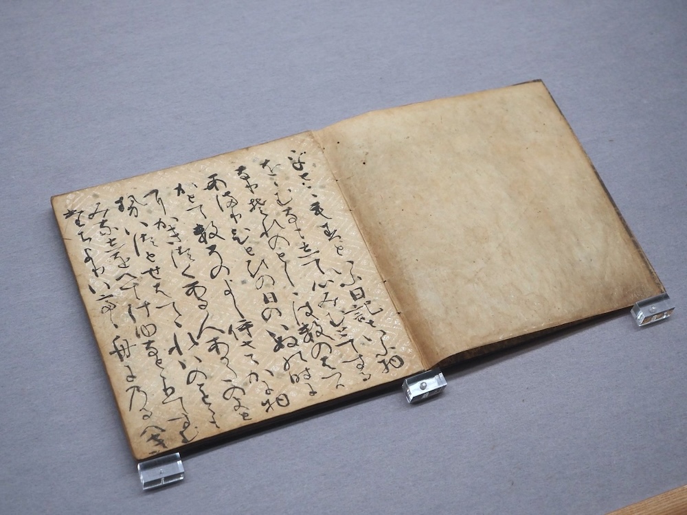 藤原定家が、紀貫之の「土佐日記」の自筆本を写した、国宝の《土佐日記》