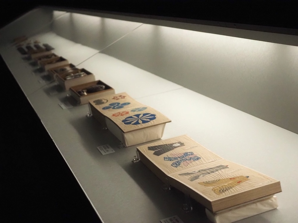 《百工比照》の一部。陣羽織などのデザイン帳