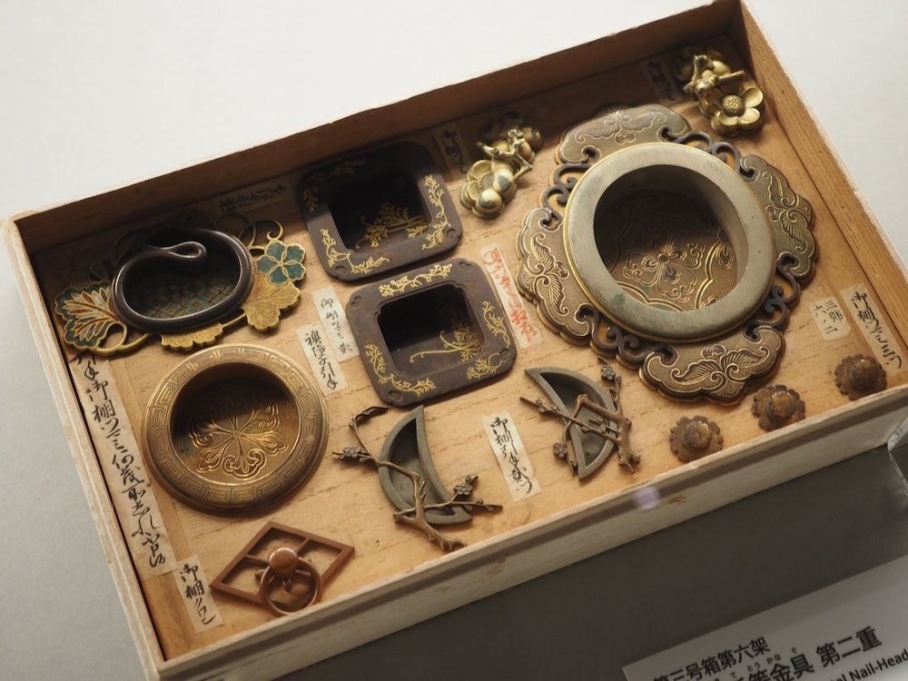 《百工比照》の一部。釘隠や引手などの金具がまとめられた棚