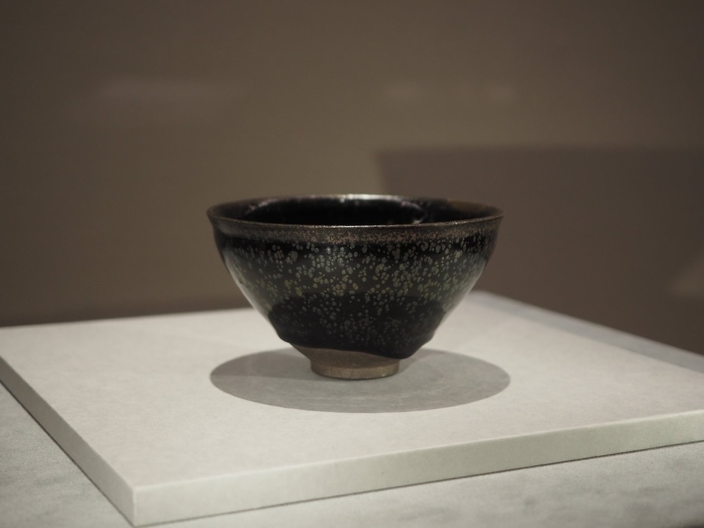 重要文化財の《大名物 耀変天目》。かつて前田家では、この碗のほかにもう1つ耀変天目が所蔵されていたそう。今回展示されているものは、現在、MIHO MUSEUMの所蔵