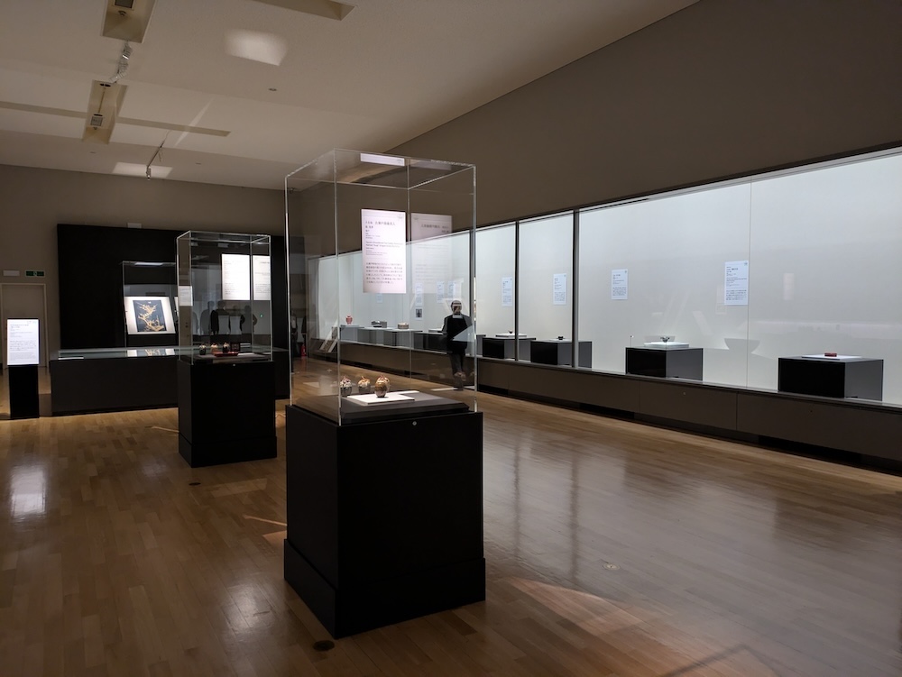 茶器が多く並ぶ部屋の展示風景