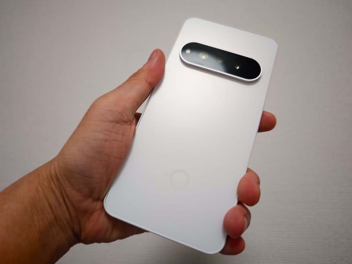 Natural AI Phone。カラーはホワイトとブラックがある