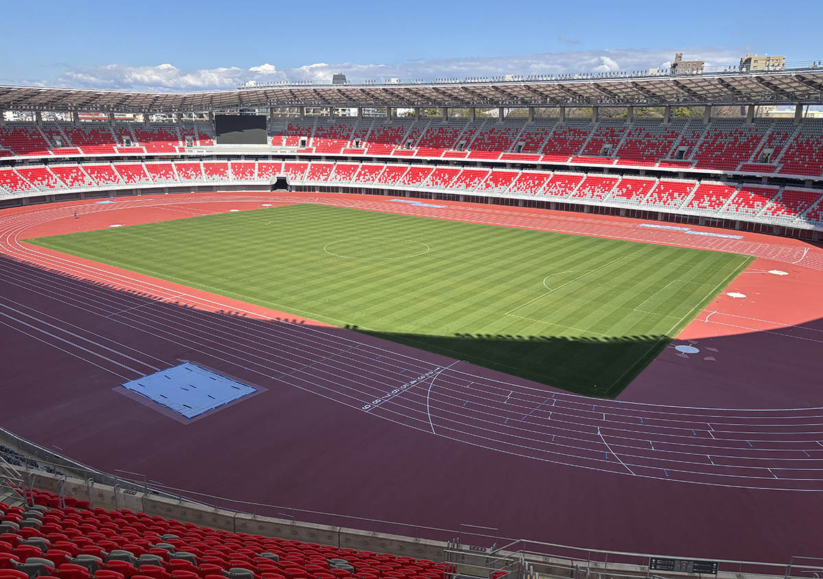 赤を基調にした約30,000席のスタンド