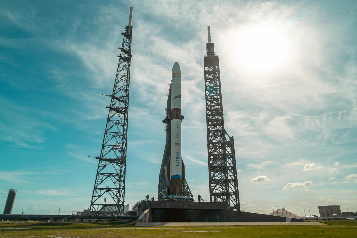 AST SpaceMobileの「BlueBird」7号機を搭載したBlue Originのロケット「New Glenn」