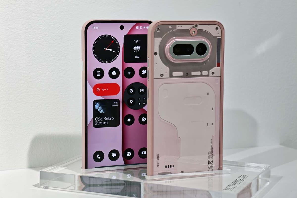 透明なボディとLEDの光が特徴的なNothing Phone(4a)