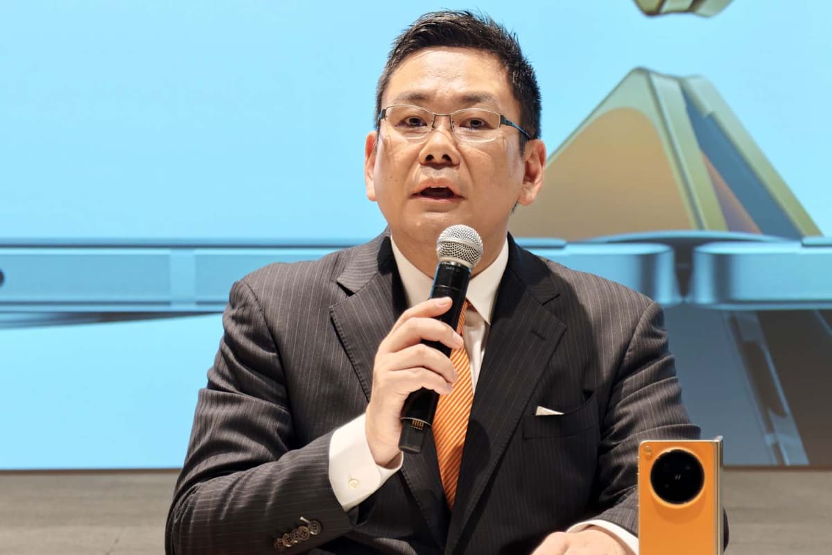 オウガ・ジャパンの専務取締役、河野謙三氏は、ハイエンドモデルで価格も高く、販売台数も少ないため、コストの都合でおサイフケータイ対応は見送ったと語った