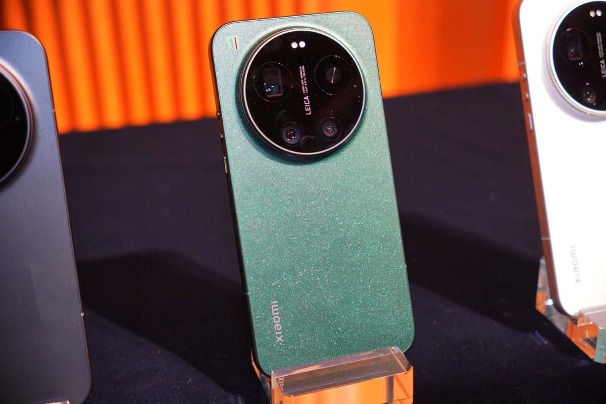 カラーは写真のスターリットグリーンに限定されるが、ソフトバンクでもXiaomi 17 Ultraが販売されている