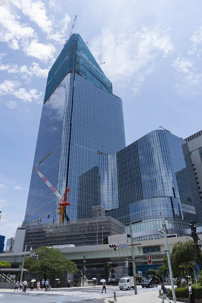 開発が進められている東京ミッドタウン日本橋の足元に日本橋川にかかる日本橋がある(25年6月撮影)