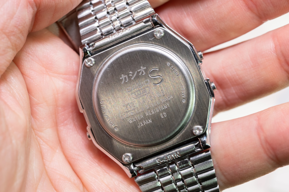 裏蓋にはカタカナで「カシオ」がレイアウトされる(「S」はサンプル品を示す刻印)
