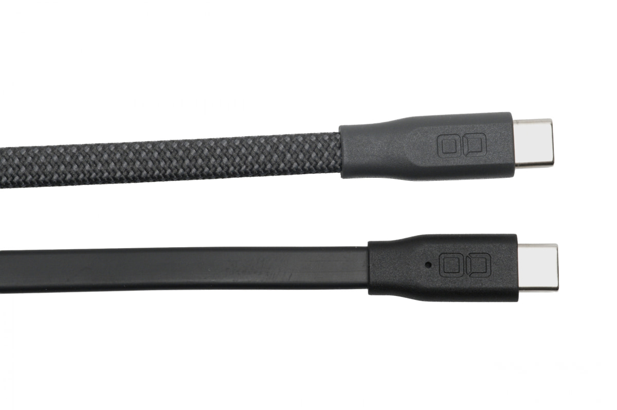 上がフラット、下がフレックス。名前は似ていても、素材も手触りもだいぶ違います