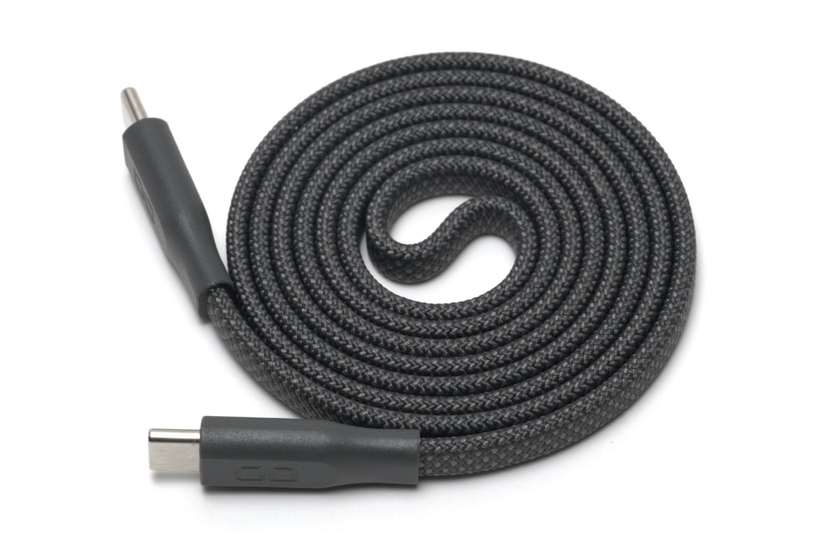 フラットスパイラルケーブルは手を離すだけで渦巻き状に戻る