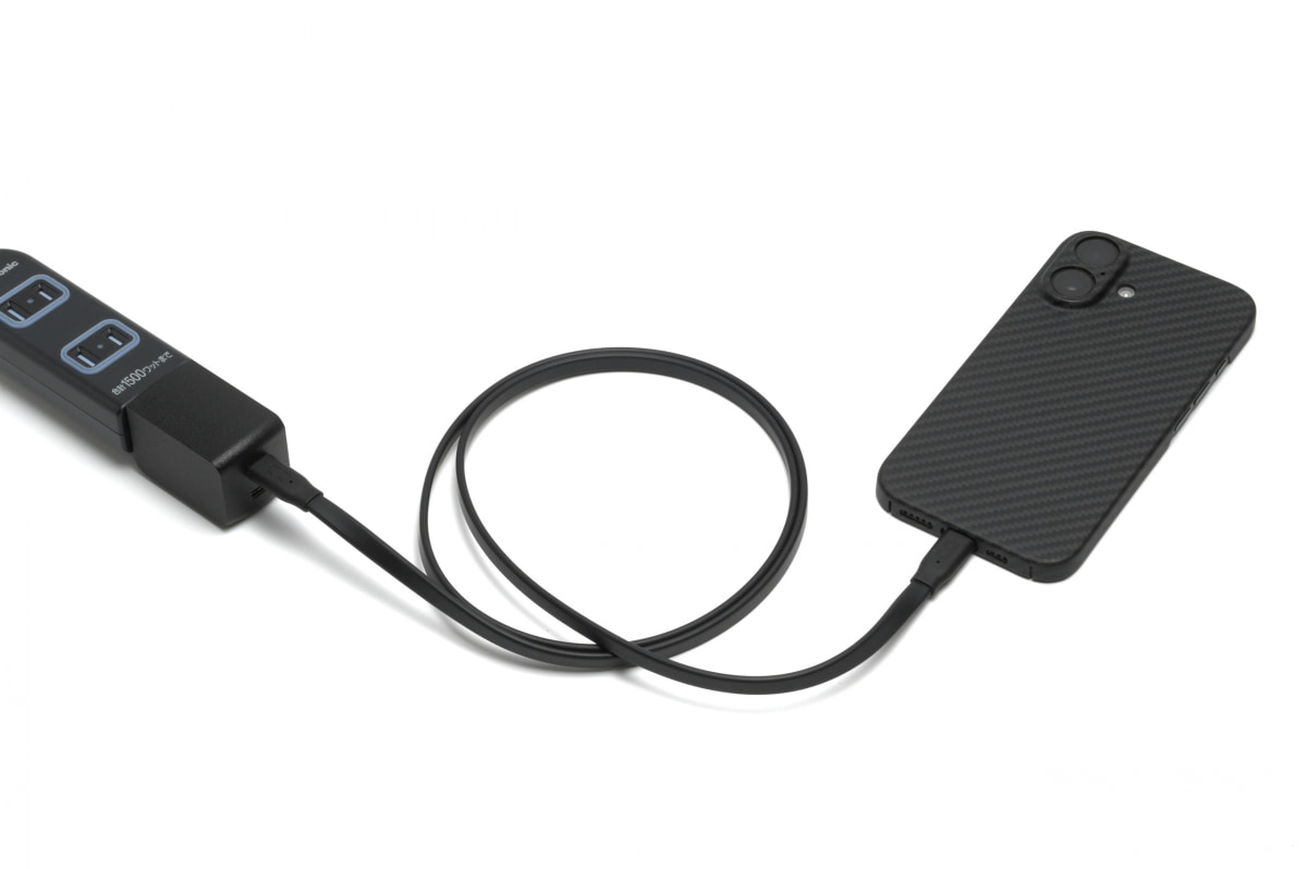 戻ろうとする力はあまりなく、軽いデバイスでも引っ張られることはありません