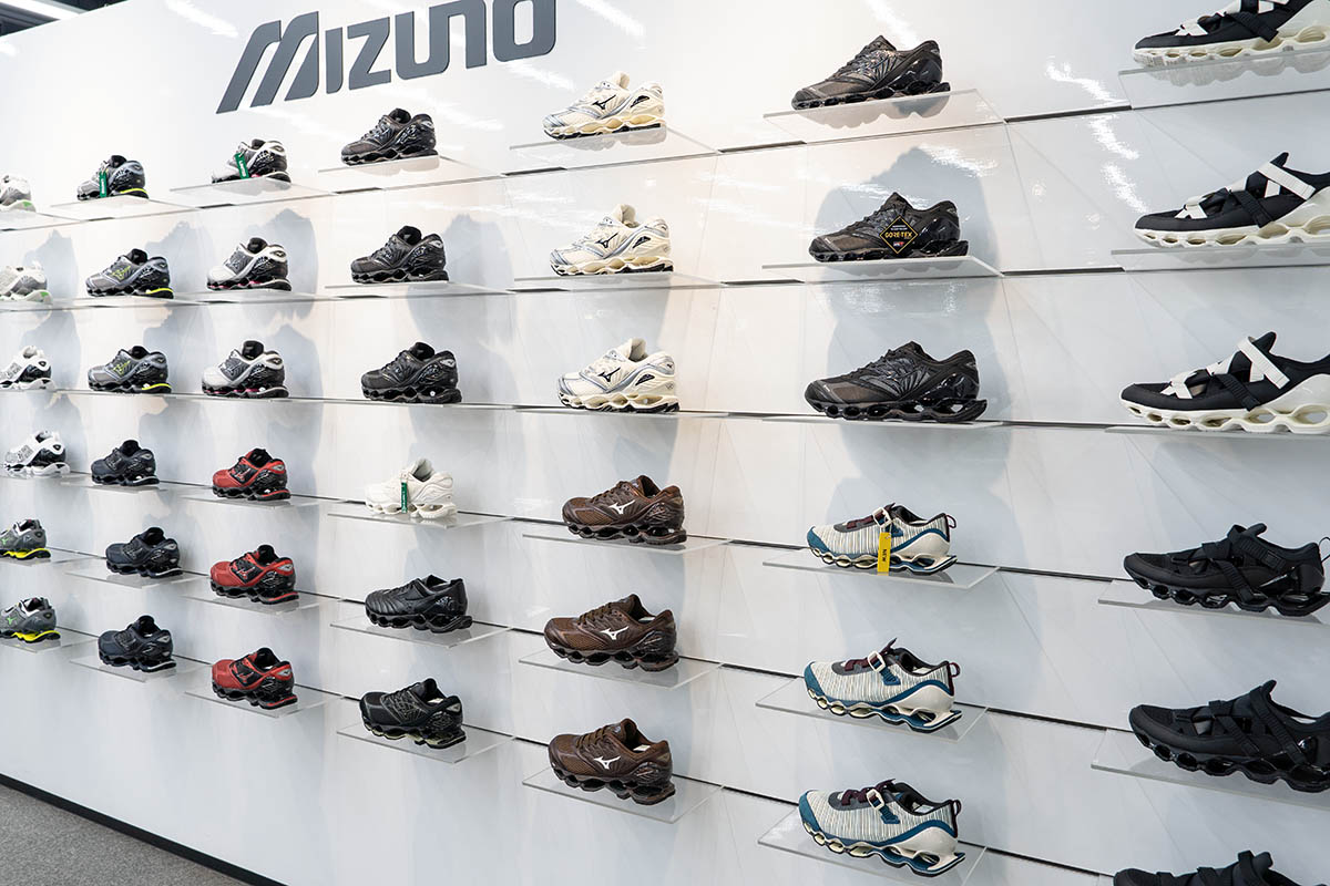 MIZUNO TOKYOのWAVE PROPHECY ライフスタイルシューズコーナー。デザインもカラーもバリエーション豊富