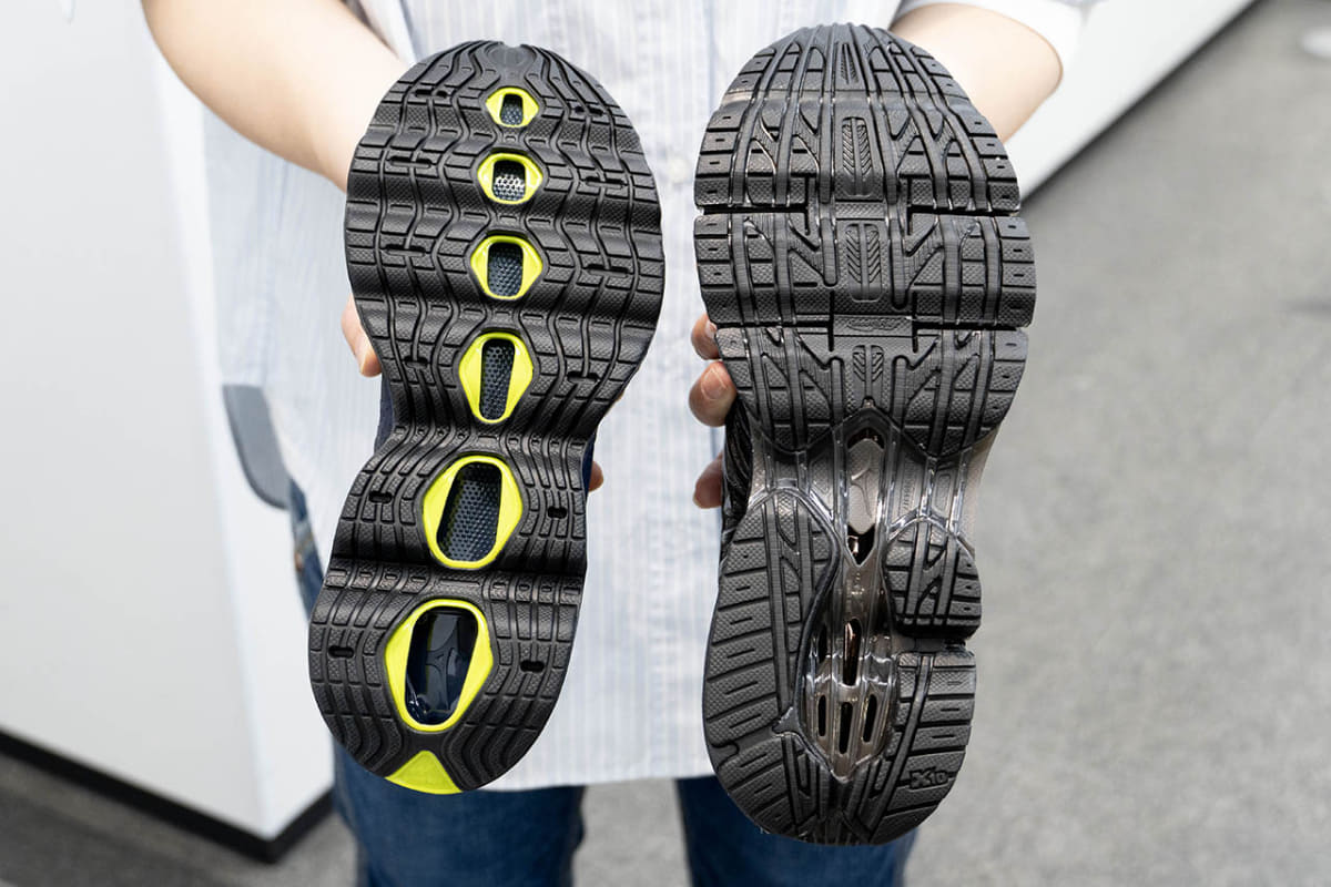 左がWAVE PROPHECY Xのソール、右がWAVE PROPHECY 9のソール。並べて見るとかなり違うことがわかる