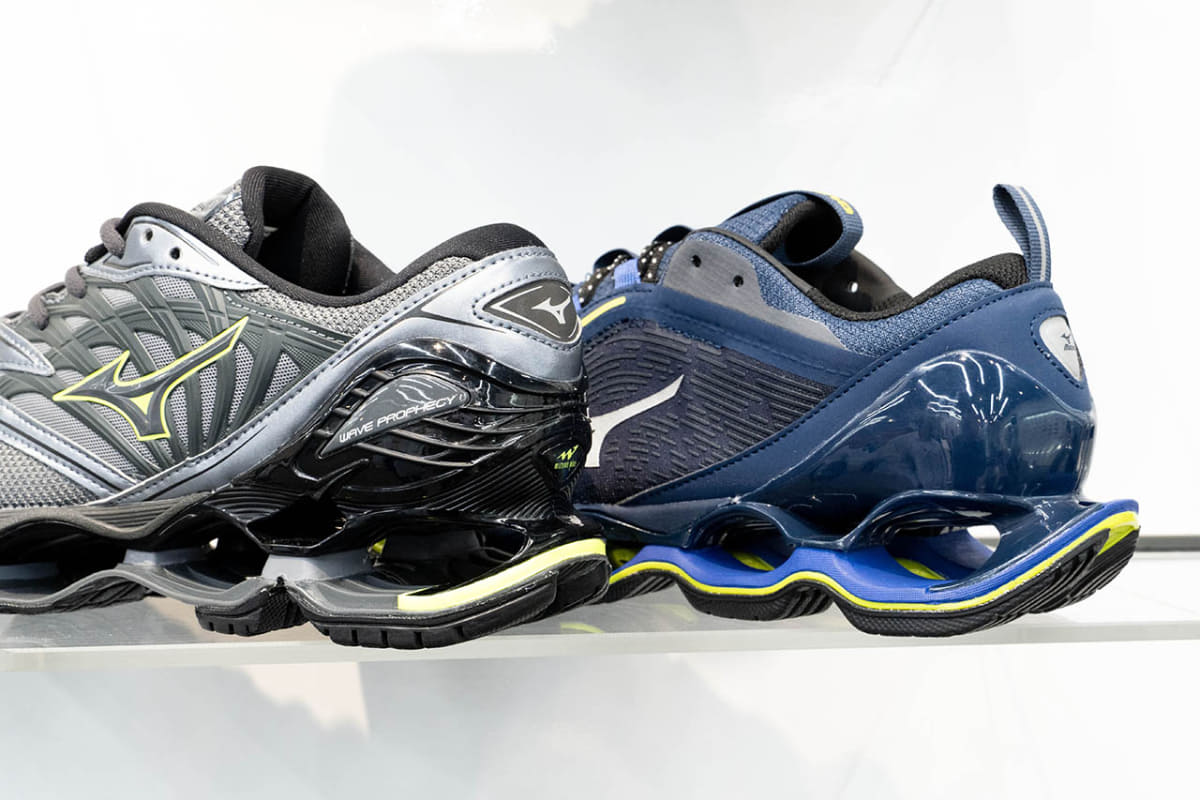 左がWAVE PROPHECY 9、右がWAVE PROPHECY Xのソールを採用。かかとのデザインも微妙に違いが