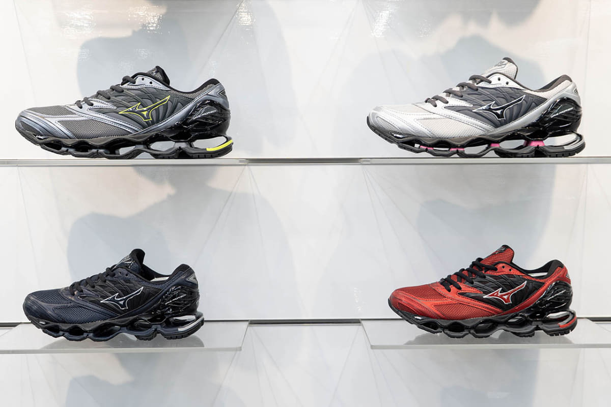 WAVE PROPHECY LSは定番のトリプルブラックをはじめバリエーションが豊富。上段の2型は直営店限定カラーでシーズンカラーも登場する