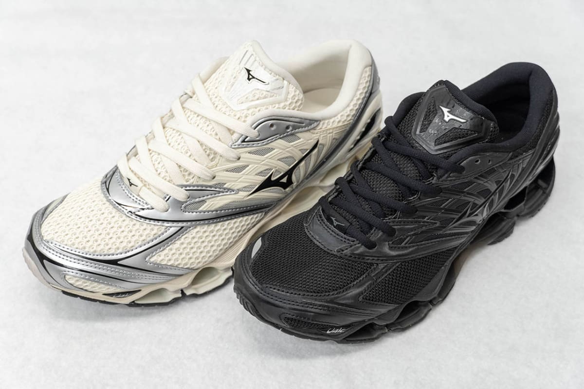 左は2000年代のファッションシーンを現代的な解釈で表現したWAVE PROPHECY LS D1GA2511(29,700円)、右は定番デザインのWAVE PROPHECY LS D1GA3337(27,500円)。