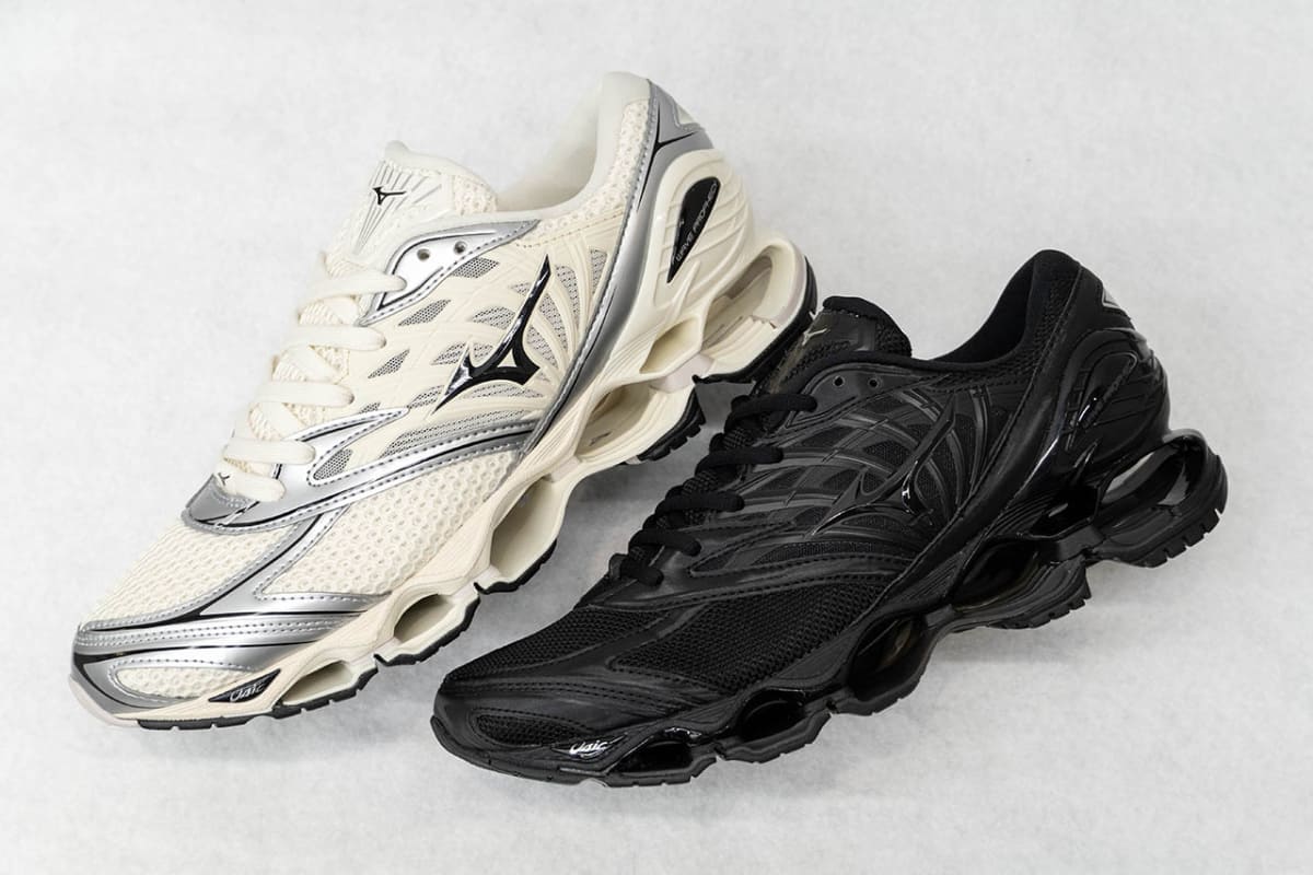 どちらもWAVE PROPHECY 9のソールを使用。アッパーの表情が異なるだけでシューズの雰囲気もひと味違う見え方に