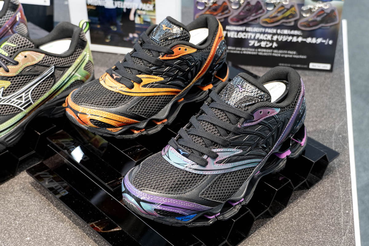 WAVE PROPHECY LS D1GA2604(29,700円)。オレンジ系とパープル系の2カラーを展開