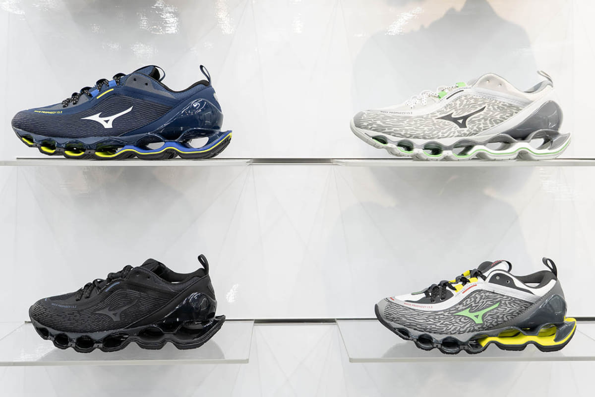 WAVE PROPHECY 13.2。右上は直営店限定カラー