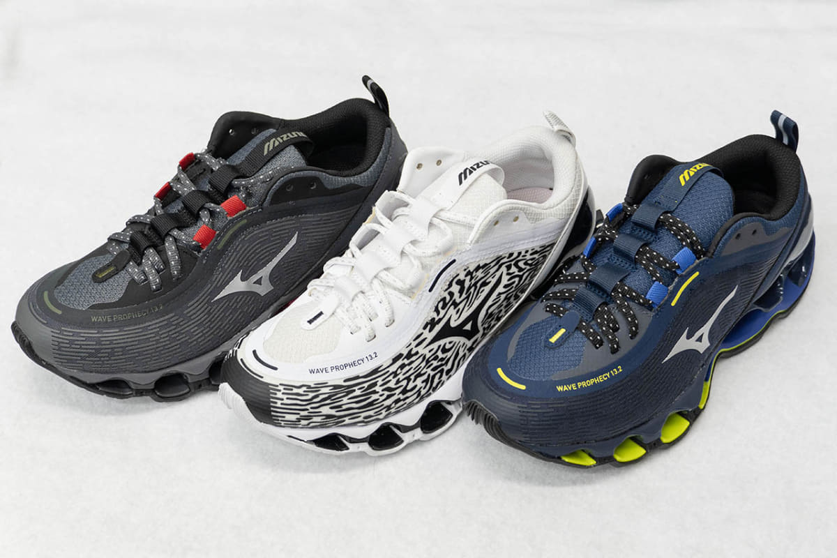 WAVE PROPHECY 13.2(各25,300円)。左から、ダークグレー×シルバー×レッド、ホワイト×ブラック、ネイビー×シルバー×ダークグレー