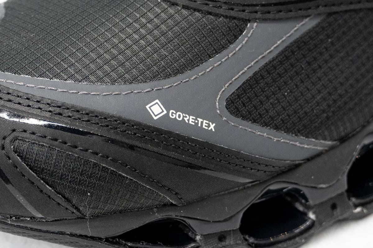 アッパーにはマイクロリップストップを使用。耐久性がありながらもソフトな風合いに