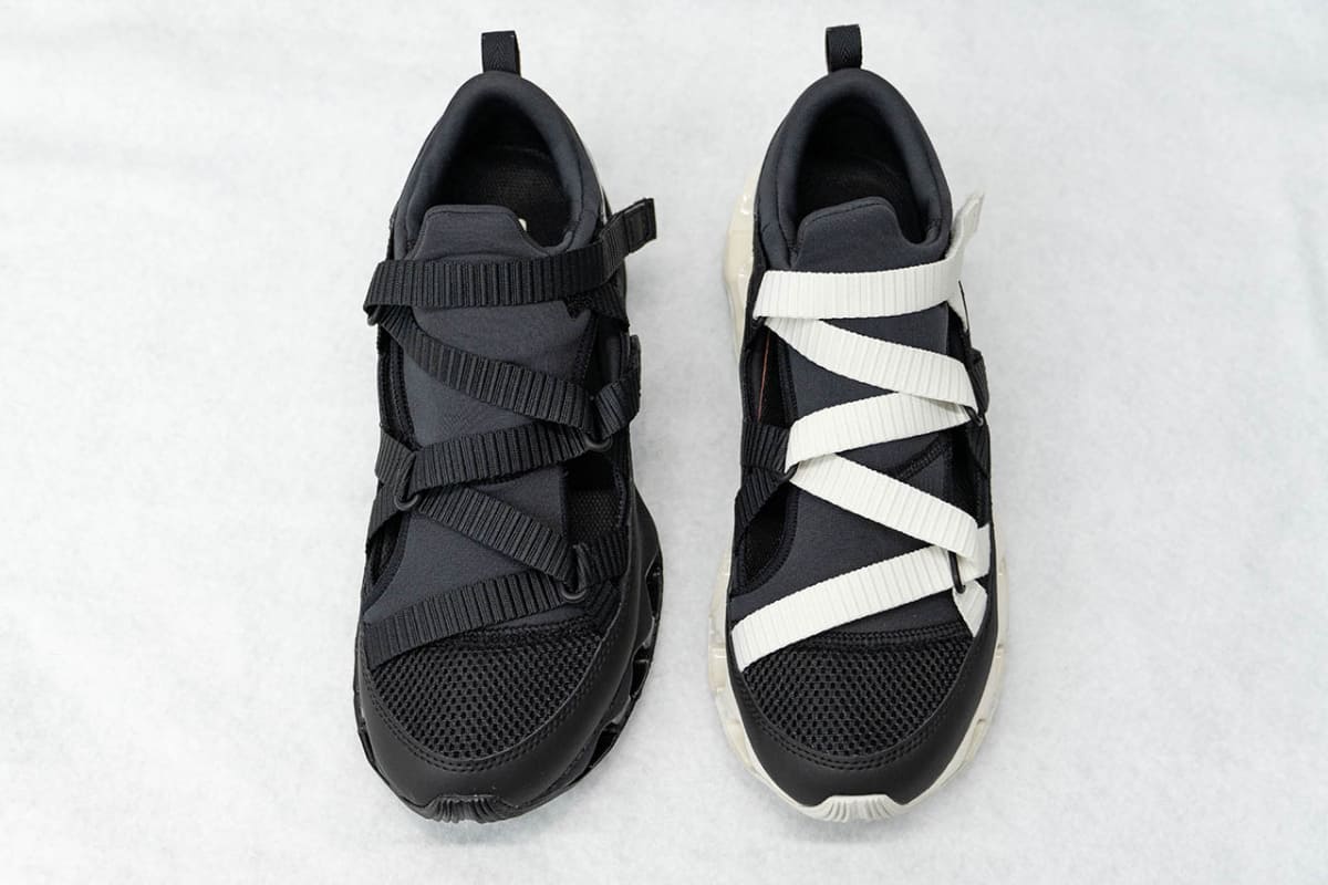 かかとは足を包み込むような伸縮性の高いメッシュとヒールカウンターでホールド感をアップ