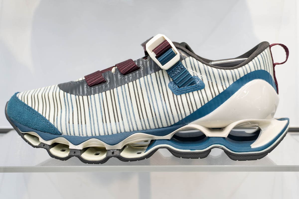 このモデルのリードカラー、ライムグリーン×グリーン×ブラウン。目が覚めるようなグリーンとテープのブラウンで立体感を描く。この他、ダークグレー、オフホワイトの3色展開