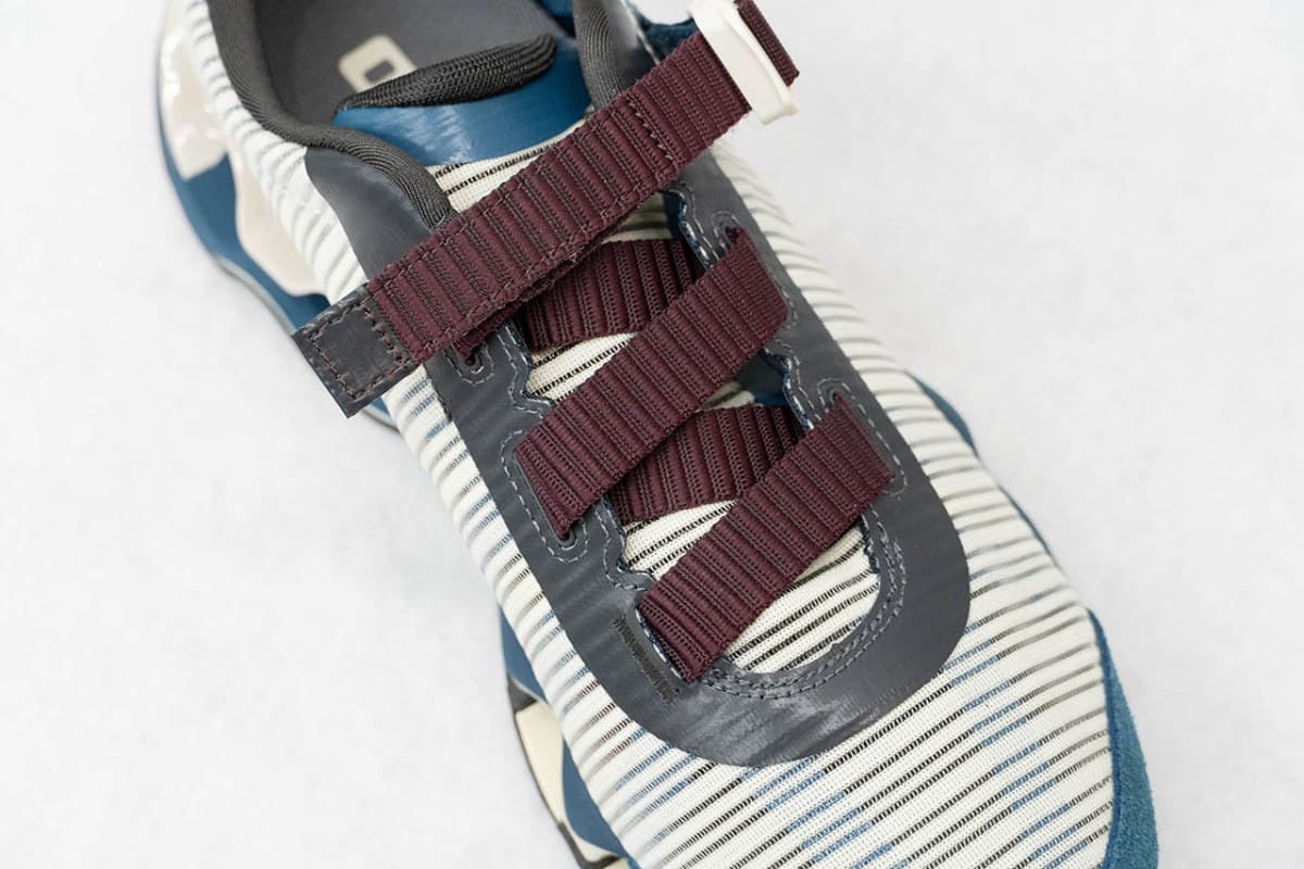 ストラップを引くだけのワンアクションで足に吸い付くような一体感を生み出す