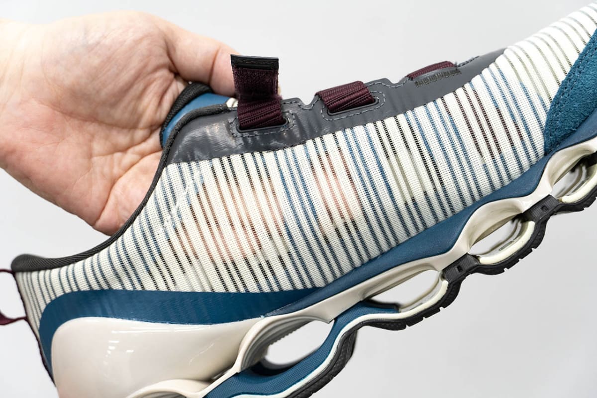 アッパーには透け感のあるメッシュ素材を使用